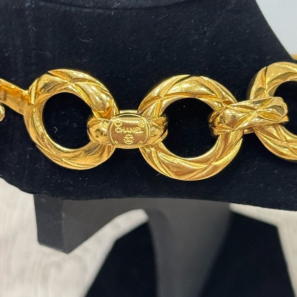 Vintage CHANEL 24k Gold Plated 1970s Chunky Statement Engraved Choker Necklace - Picture 9 of 9
